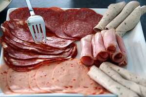 El jamón también puede ser alto en sodio y grasas saturadas, por lo que se recomienda consumirlo con moderación.