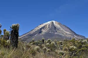 El Nevado del Tolima es un volcán ubicado en la Cordillera Central de los Andes en Colombia, y hace parte del parque nacional natural Los Nevados.