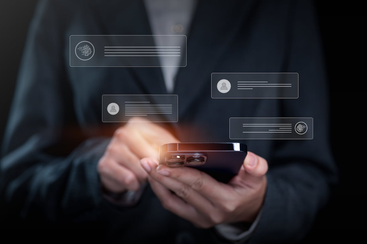 Empresario usando chatbot en smartphone con Inteligencia Artificial Chat