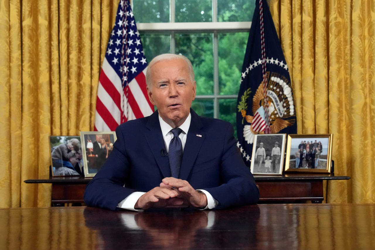 El presidente Joe Biden pronuncia un discurso a la nación desde el Despacho Oval de la Casa Blanca, el domingo 14 de julio de 2024, en Washington. (Erin Schaff/The New York Times vía AP, foto compartida)