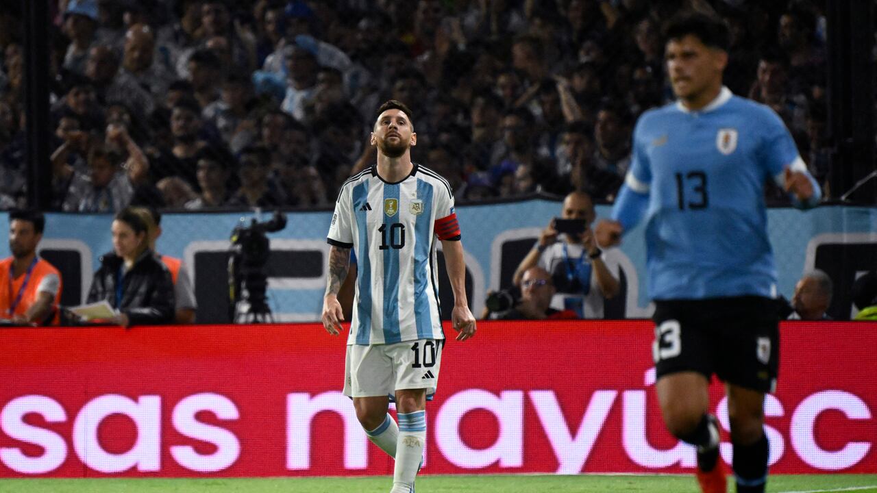 El delantero argentino Lionel Messi gesticula durante el partido de fútbol de clasificación sudamericana para la Copa Mundial de la FIFA 2026 entre Argentina y Uruguay en el estadio La Bombonera de Buenos Aires el 16 de noviembre de 2023.