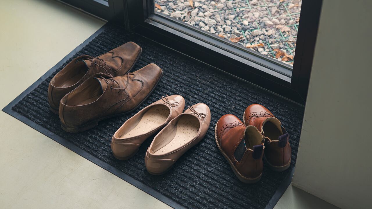 Zapatos en la puerta