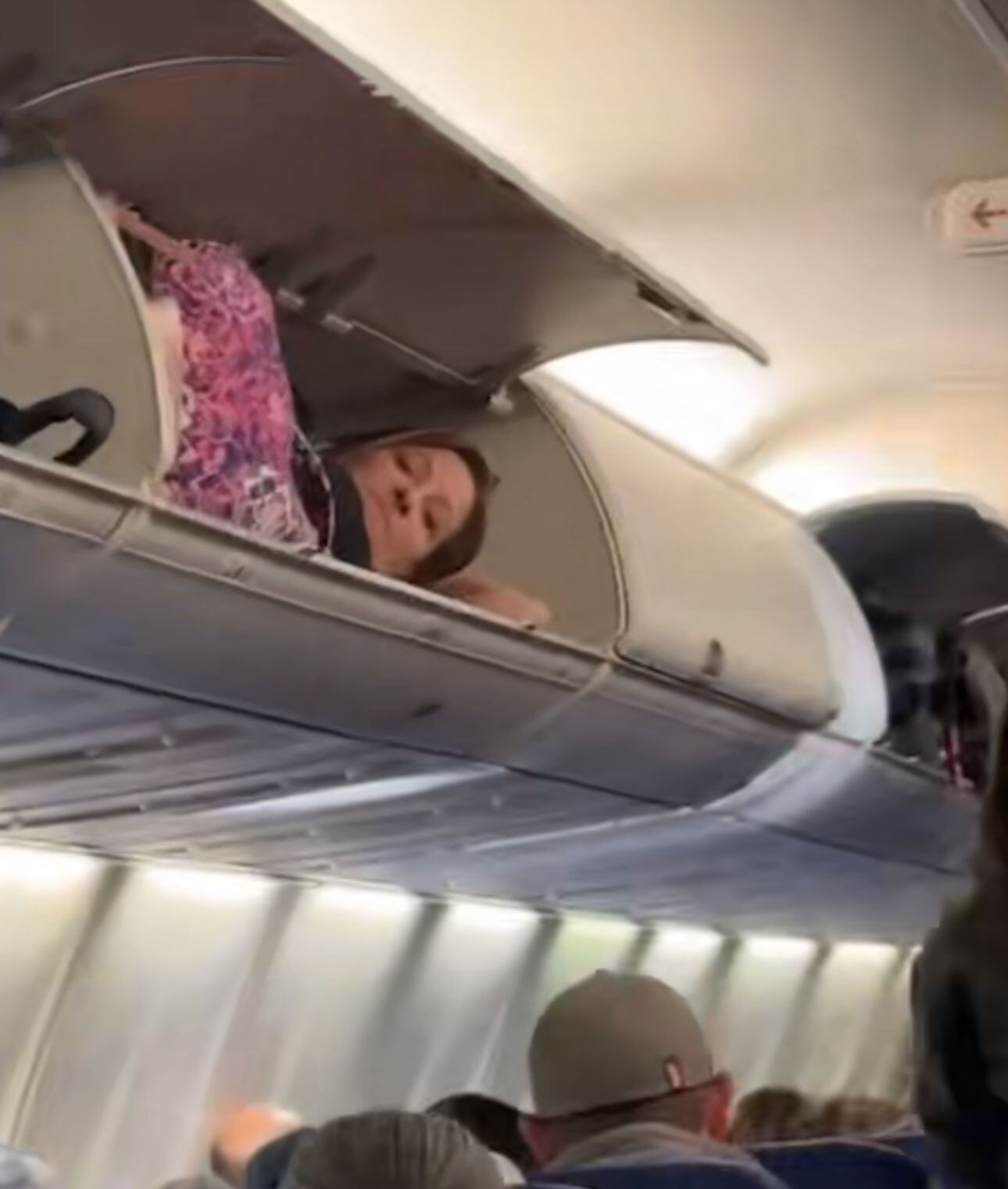 La mujer dijo estar haciendo una siesta mientras causaba asombro entre los pasajeros del vuelo