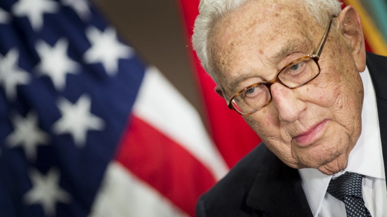 El exsecretario de Estado de Estados Unidos, Henry Kissinger, escucha mientras lo presentan en una ceremonia en honor a su carrera diplomática el 9 de mayo de 2016 en el Pentágono en Washington, DC. El exsecretario de Estado estadounidense Henry Kissinger, figura clave de la diplomacia estadounidense en la era posterior a la Segunda Guerra Mundial, murió el 29 de noviembre de 2023 a la edad de 100 años (Foto de Brendan Smialowski / AFP)