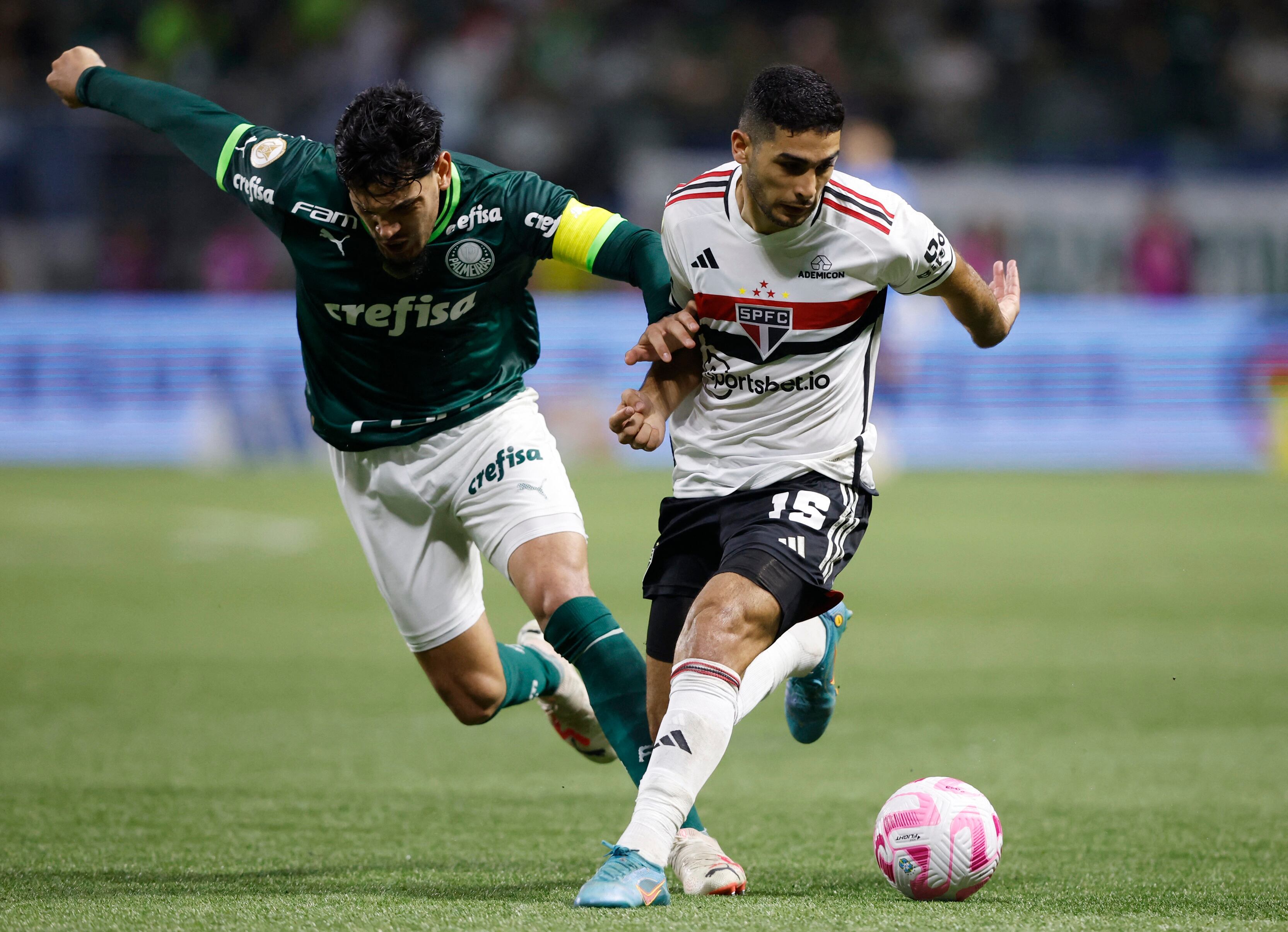 Soccer Football - Brasileiro Championship - Palmeiras v Sao Paulo - Allianz Parque, Sao Paulo, Brazil - October 25, 2023 Sao Paulo's Michel Araujo in action with Palmeiras' Gustavo Gomez REUTERS/Amanda Perobelli