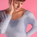 Uno de los síntomas de la menopausia son los sofocos y calores que ocasionan sudoración e incomodidad.