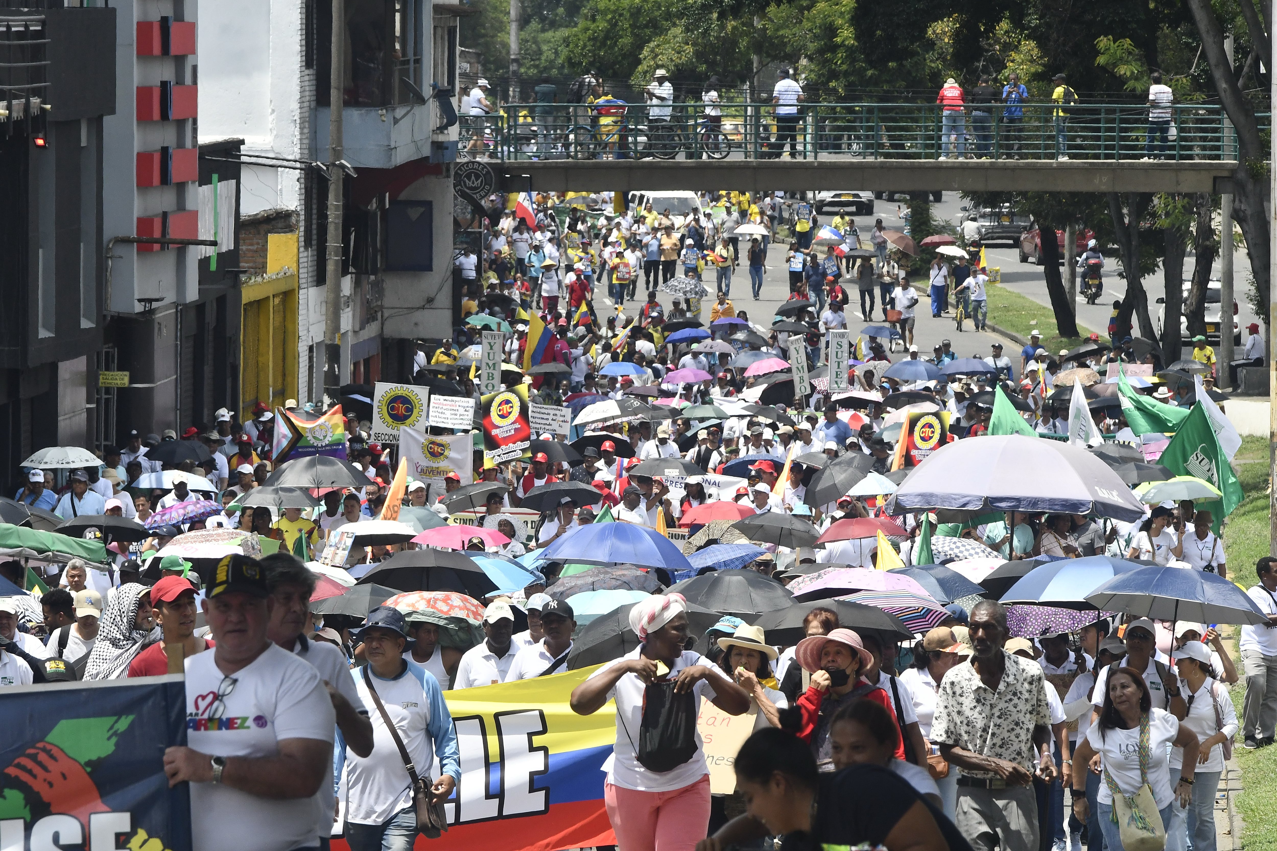 Cali: Marcha y plantón de manifestantes en conmemoración al  día de las víctimas y en apoyo de las reformas del gobierno del presidente  Gustavo Petro.