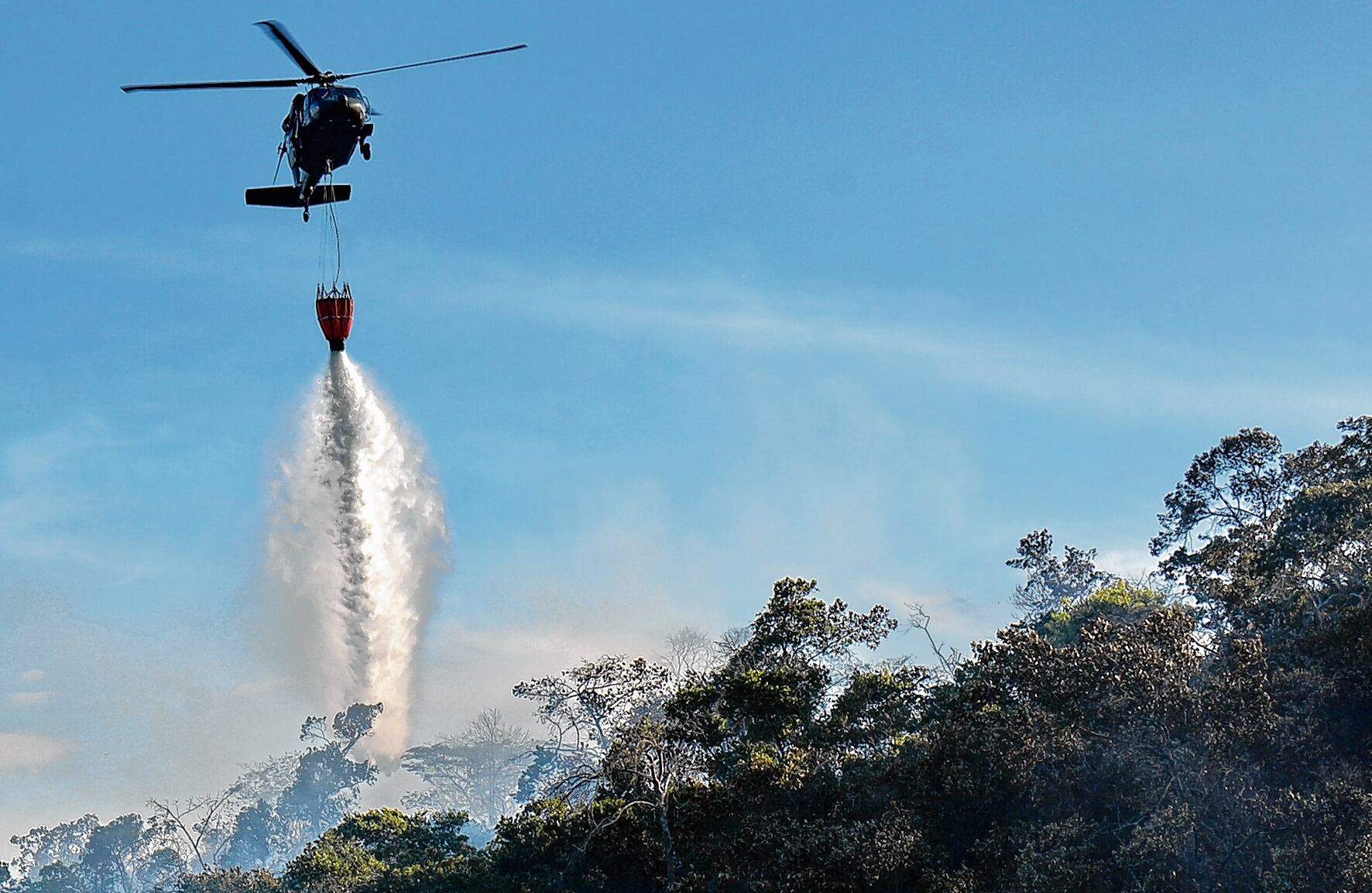 Bambi Bucket, el helicóptero de la Fuerza Aérea dedicado a combatir conflagraciones.