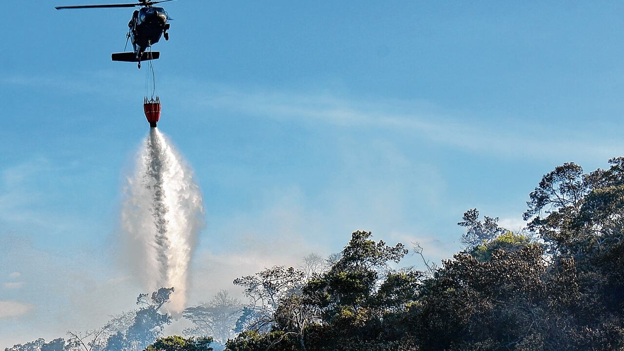 Bambi Bucket, el helicóptero de la Fuerza Aérea dedicado a combatir conflagraciones.