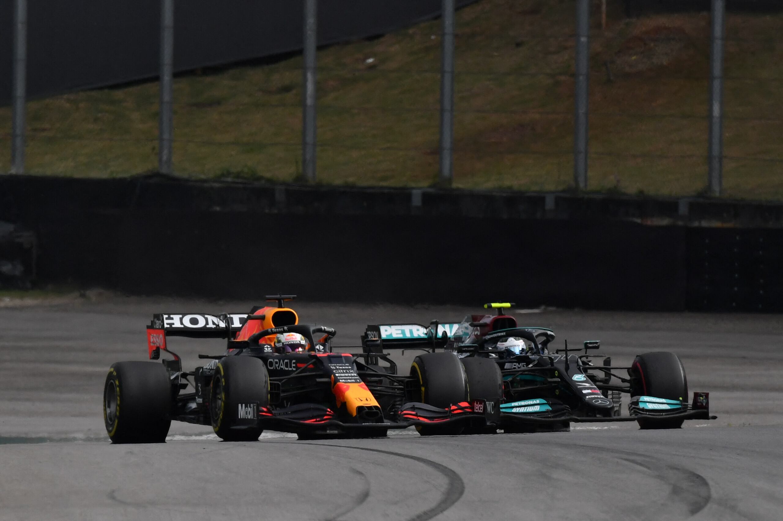 El piloto holandés de Red Bull, Max Verstappen (izq.), Y el piloto finlandés de Mercedes, Valtteri Bottas, se ven al final de la calificación de sprint en el Autódromo José Carlos Pace, o el hipódromo de Interlagos, en Sao Paulo, el 13 de noviembre de 2021, antes de la Fórmula de Brasil. Un Gran Premio de Sao Paulo. - Brasil celebrará el Gran Premio de F1 de Sao Paulo el 14 de noviembre. (Foto de NELSON ALMEIDA / AFP)