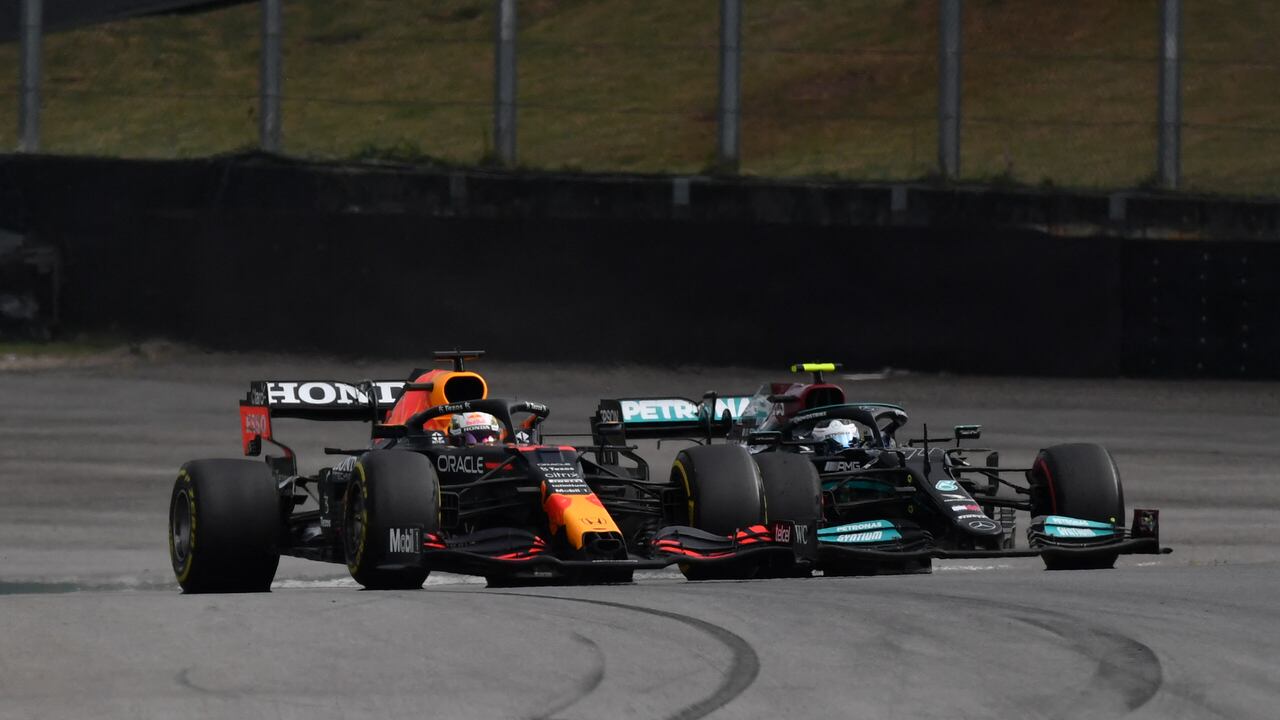 El piloto holandés de Red Bull, Max Verstappen (izq.), Y el piloto finlandés de Mercedes, Valtteri Bottas, se ven al final de la calificación de sprint en el Autódromo José Carlos Pace, o el hipódromo de Interlagos, en Sao Paulo, el 13 de noviembre de 2021, antes de la Fórmula de Brasil. Un Gran Premio de Sao Paulo. - Brasil celebrará el Gran Premio de F1 de Sao Paulo el 14 de noviembre. (Foto de NELSON ALMEIDA / AFP)