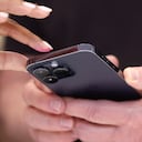 El teléfono inteligente más nuevo de Apple, el iPhone 14, cuesta 799 dólares en su modelo de base, el mismo precio que la versión actual, mientras que un iPhone 14 Pro Max premium costará 1.100 dólares.