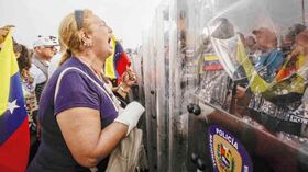 Una frontera de dolor: Muchos venezolanos depositaron su esperanza en el concierto Live Aid Venezuela en Cúcuta. Creyeron que el apoyo internacional tumbaría por fin al régimen de Nicolás Maduro. Sin embargo, nada de eso pasó. En cambio miles de ciudadanos terminaron enfrentados con los colectivos chavistas en la frontera. Y la ayuda humanitaria del exterior nunca llegó. Toneladas de comida y víveres se perdieron. Foto: Diana Rey Melo / SEMANA
