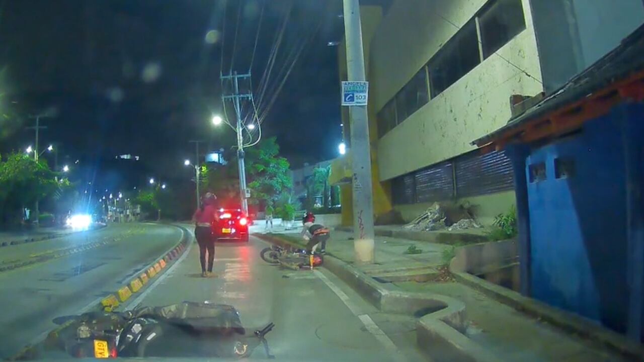 Mujer arrolla al hombre que le había robado el celular.