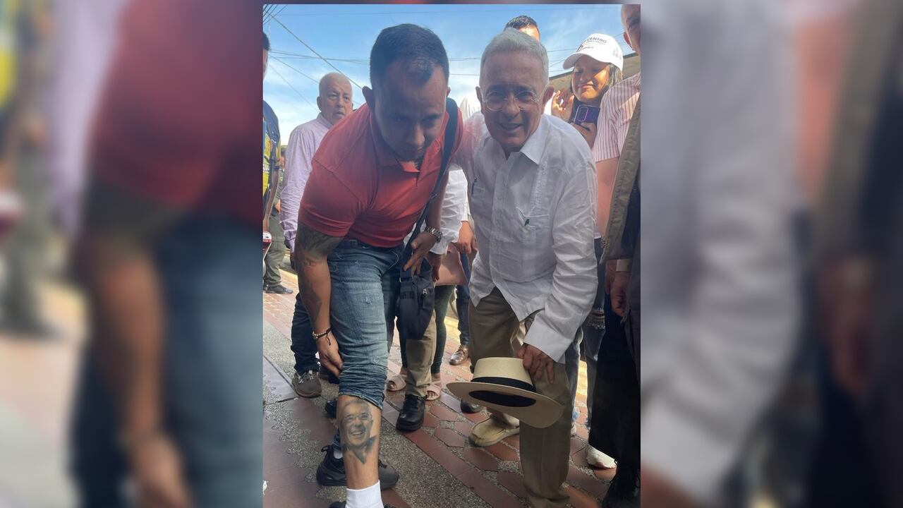 El expresidente Álvaro Uribe y un seguidor.