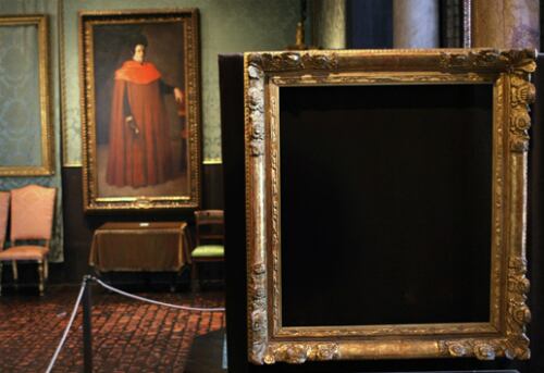 Ladrones del Museo Isabella Stewart Gardner: el museo ubicado en Boston (Massachusetts, Estados Unidos) tiene una colección de más de 2.500 obras de arte europeo, asiático y americano, incluyendo pinturas, tapices, y artes decorativas. En marzo de 1990, ladrones disfrazados de policías entraron en el museo y robaron 13 obras de arte avaluadas en US$500 millones.