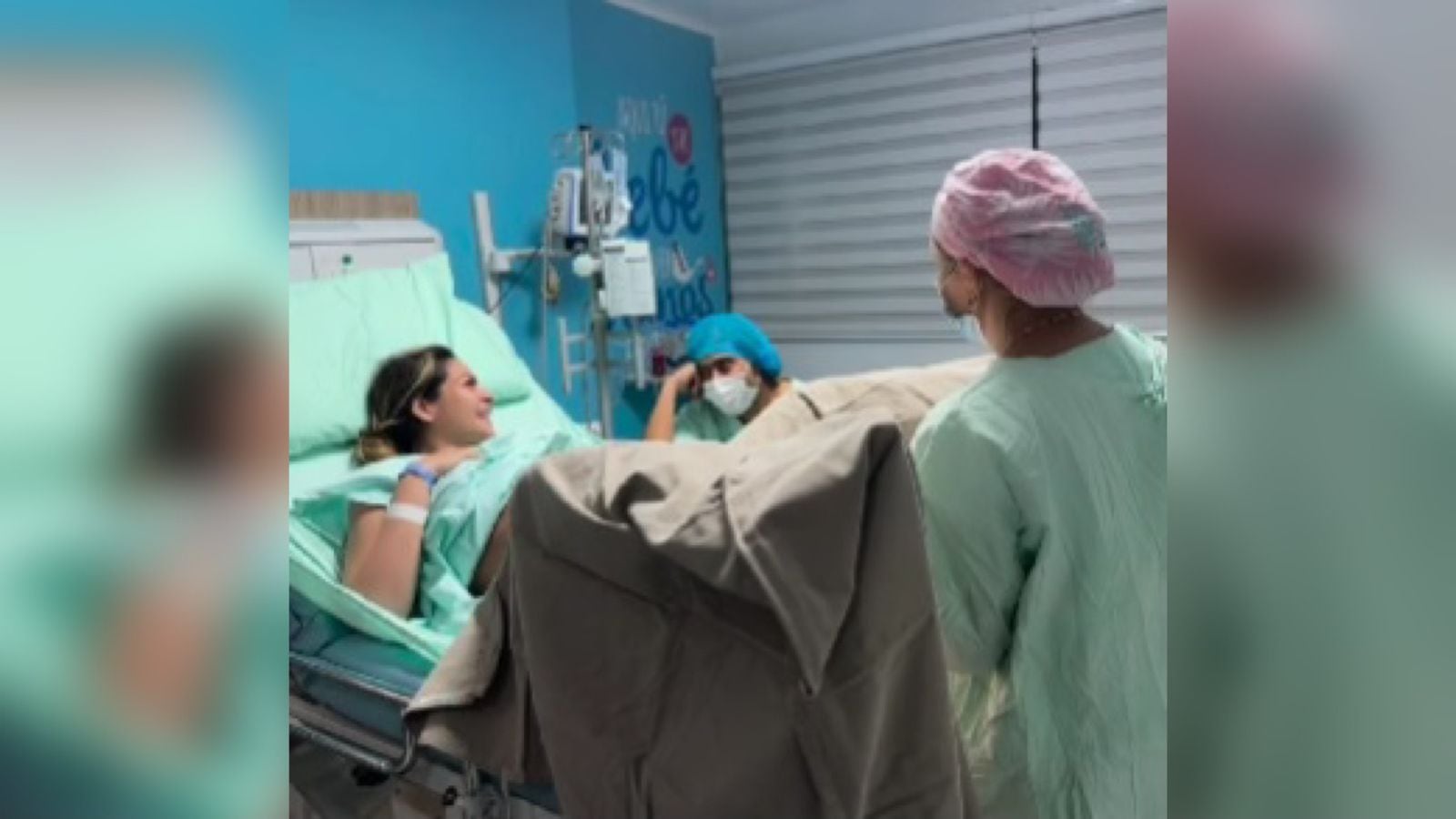 Nicolás Petro y Laura Ojeda tras el nacimiento de su hijo.