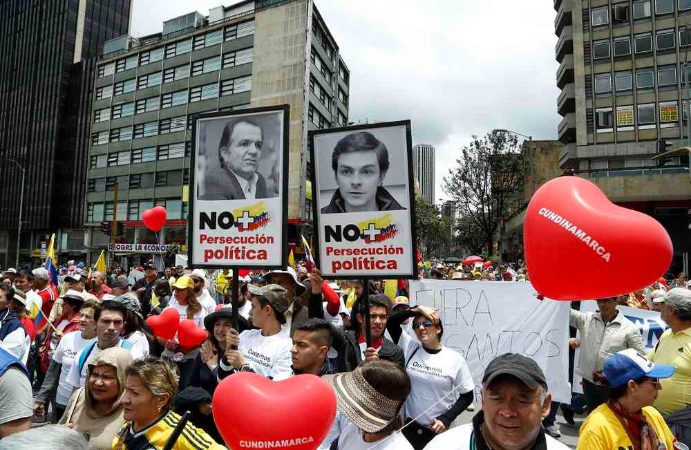 Algunos de los marchantes recordaron a Óscar Iván Zuluaga y a su hijo, David, actualmente inmersos en el escándalo de Odebrecht. Foto: Guillermo Torres Reina / SEMANA