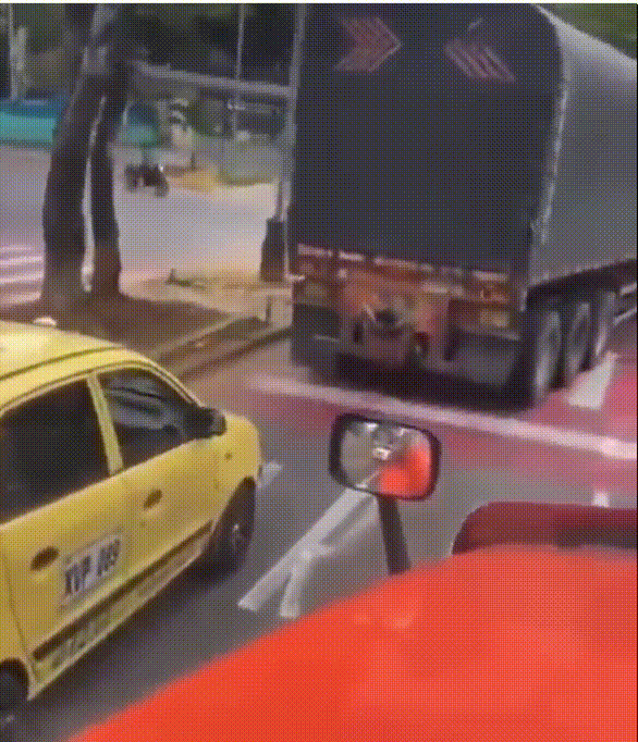 El sujeto se sostenía con sus piernas mientras con sus manos en la cabeza realizaba las abdominales.