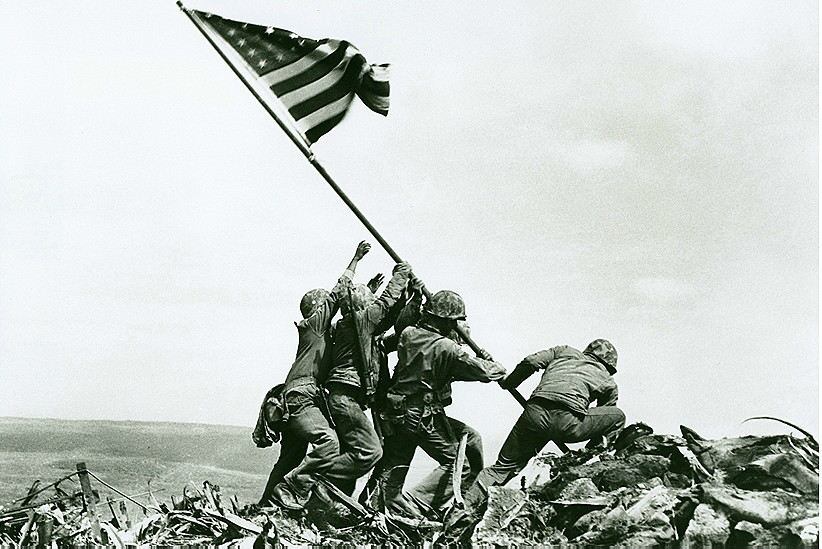  La foto premiada en 1945, de Joe Rosenthal, muestra a marinos estadounidenses colocando la bandera en el monte Suribachi tras vencer a los japoneses en la batalla de Iwo Jima.