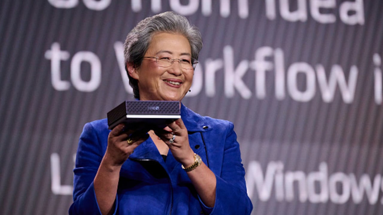 Lisa Su, presidenta y directora ejecutiva de Advanced Micro Devices Inc. (AMD), sostiene un AMD Ryzen AI Halo durante el evento CES 2026.
