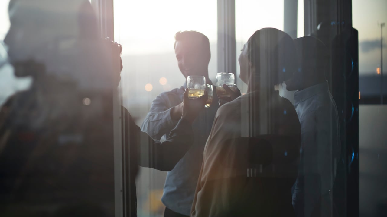Integrantes de una compañía en una celebración - Foto de referencia