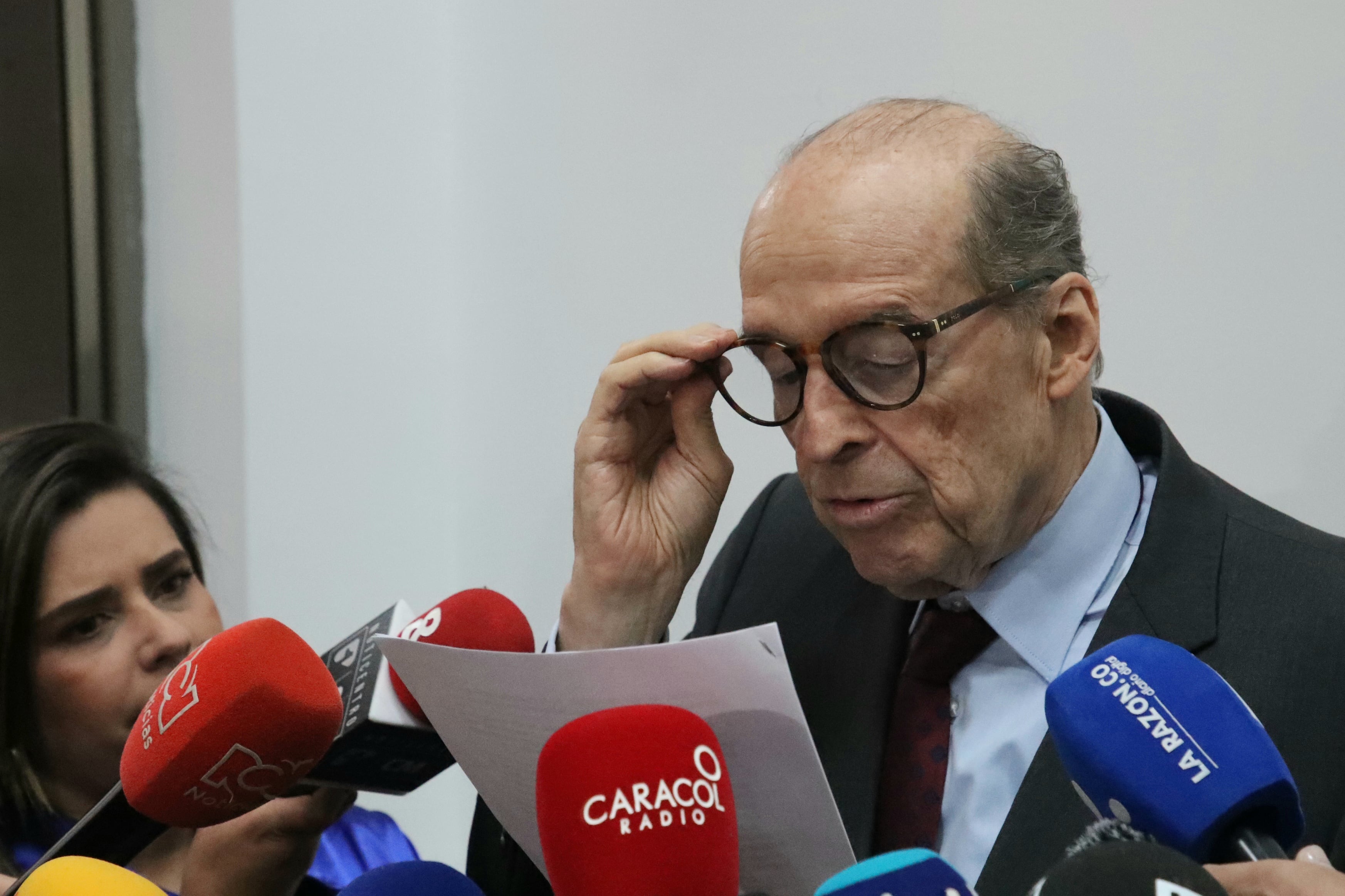 Excanciler Álvaro Leyva en rueda de prensa en la Procuraduría General de la Nación