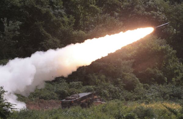 Un cohete es disparado por un lanzacohetes múltiple durante un ejercicio militar cerca de la zona desmilitarizada que separa las dos Coreas, en Cheorwon, Corea del Sur. (AP) 
