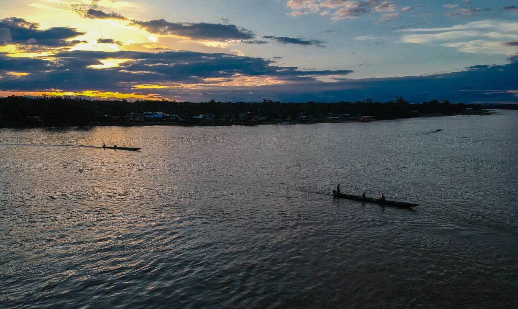 El Atrato es el río más largo de Chocó (750 km), y el más importante de Quibdó. De su afluente, uno de los más caudalosos del mundo pues puede tener hasta 500 metros de ancho y casi 40 de profundidad en algunos tramos, viven cientos de personas.