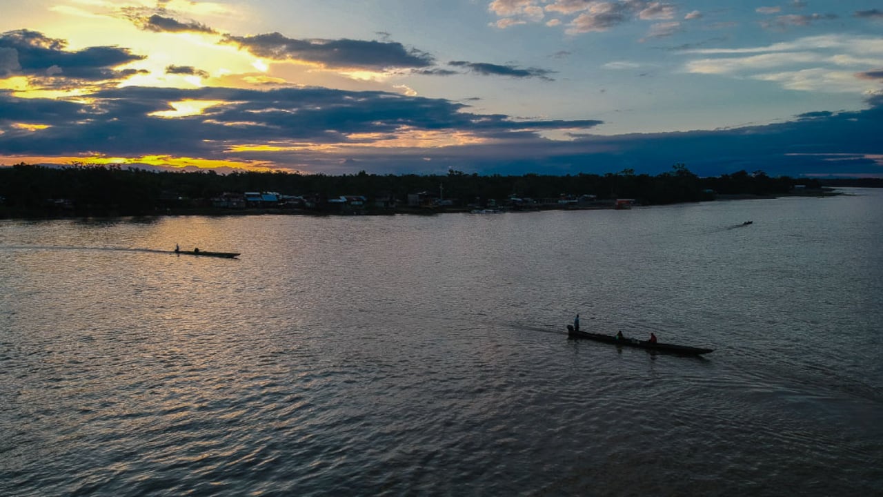 El Atrato es el río más largo de Chocó (750 km), y el más importante de Quibdó. De su afluente, uno de los más caudalosos del mundo pues puede tener hasta 500 metros de ancho y casi 40 de profundidad en algunos tramos, viven cientos de personas.