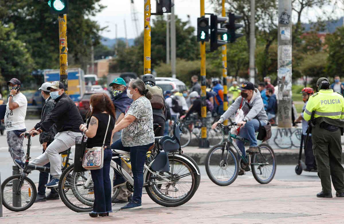 Bogotanos en bicicleta en la calle 145 con carrera 104.