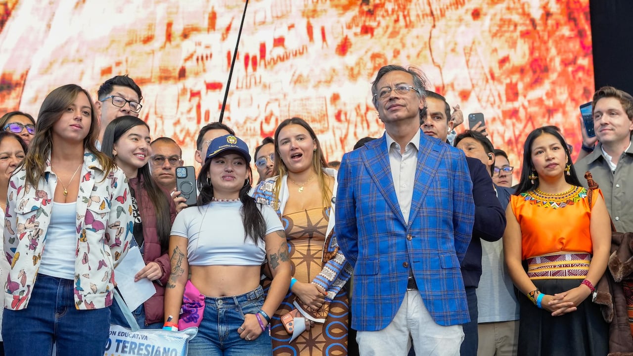 El presidente, Gustavo Petro, el 4 de agosto de 2026 en Soacha (Cundinamarca). A su derecha, primera en la imagen, su hija Antonella Petro Alcocer.