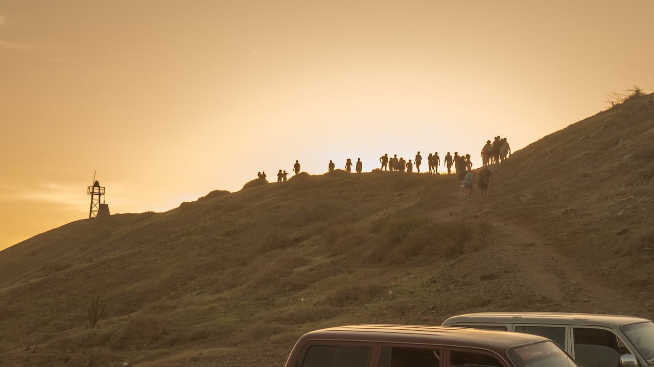 Personas en el cerro del Faro al atardecer en La Guajira (Colombia)