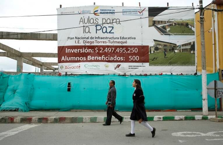 El rector Béder Oliveros del colegio Diego de Torres recorre las ruinas de la sede de primaria que fue tumbada para construir una nueva. 