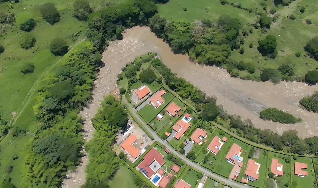 Sobrevuelo sobre zona de influencia del volcán Nevado del Ruiz.