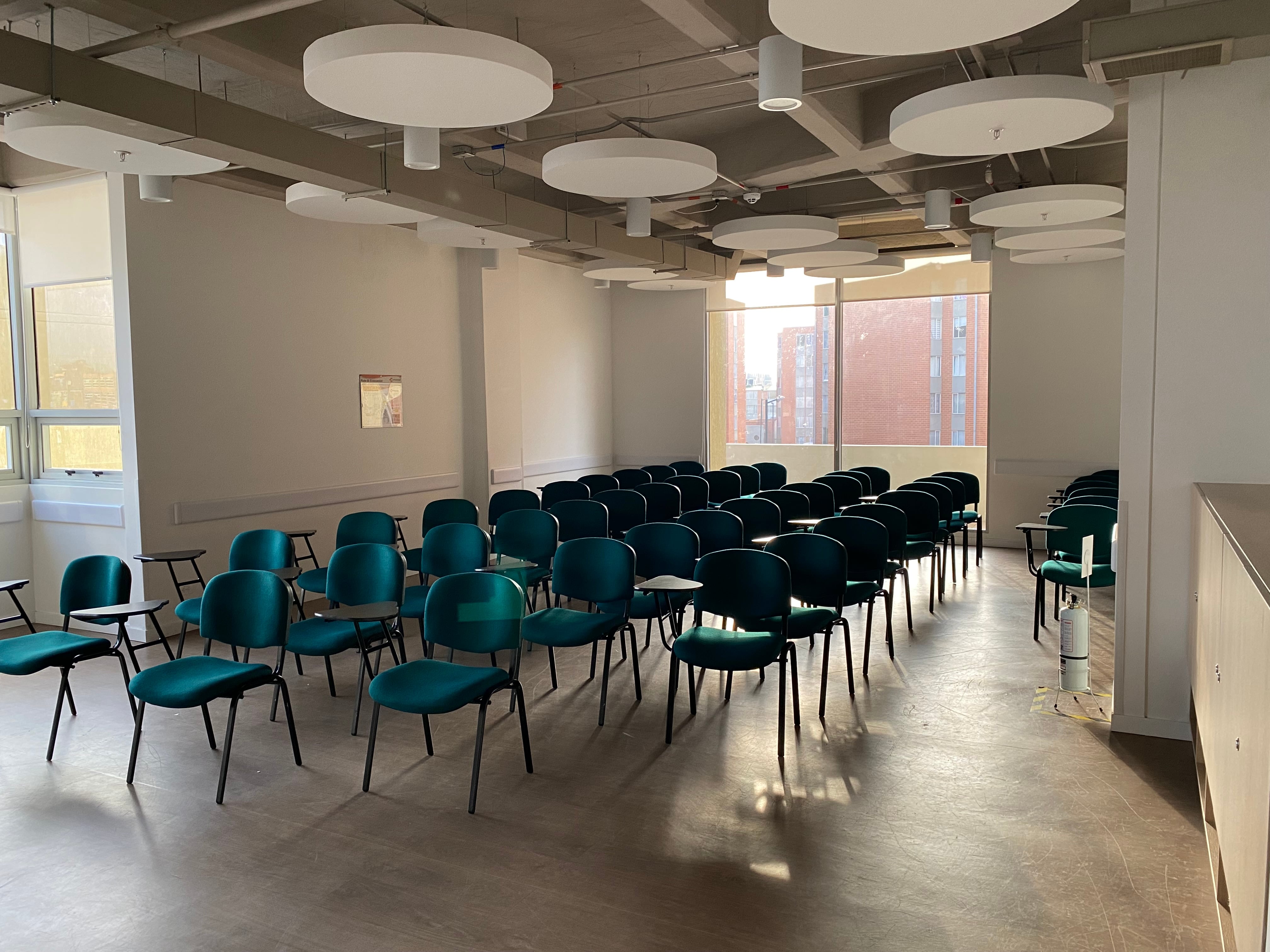 La obra cuenta con 2.200 m2 construidos, distribuidos en 3 pisos y 28 parqueaderos, siendo la segunda apuesta constructiva de Compensar al interior de un complejo comercial, después del Centro de Bienestar Integral Centro Mayor.