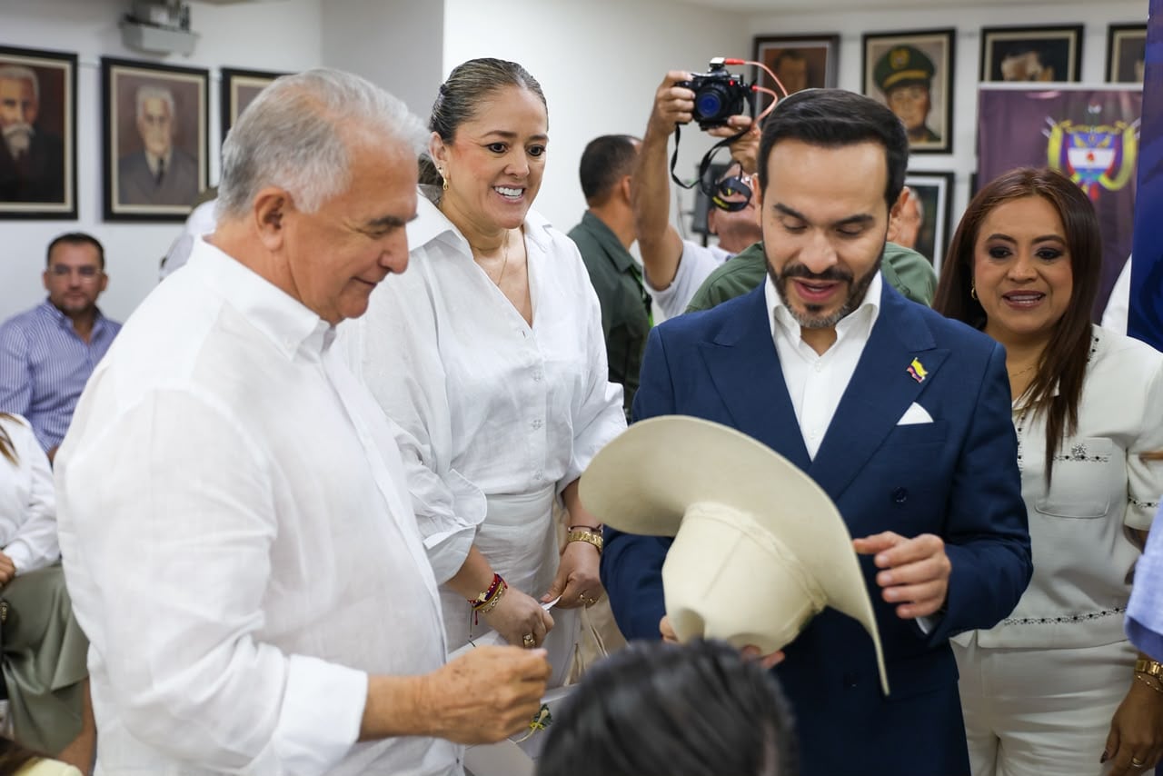 El sombrero de pindo que recibió en el Huila el presidente electo, Abelardo De La Espriella.
