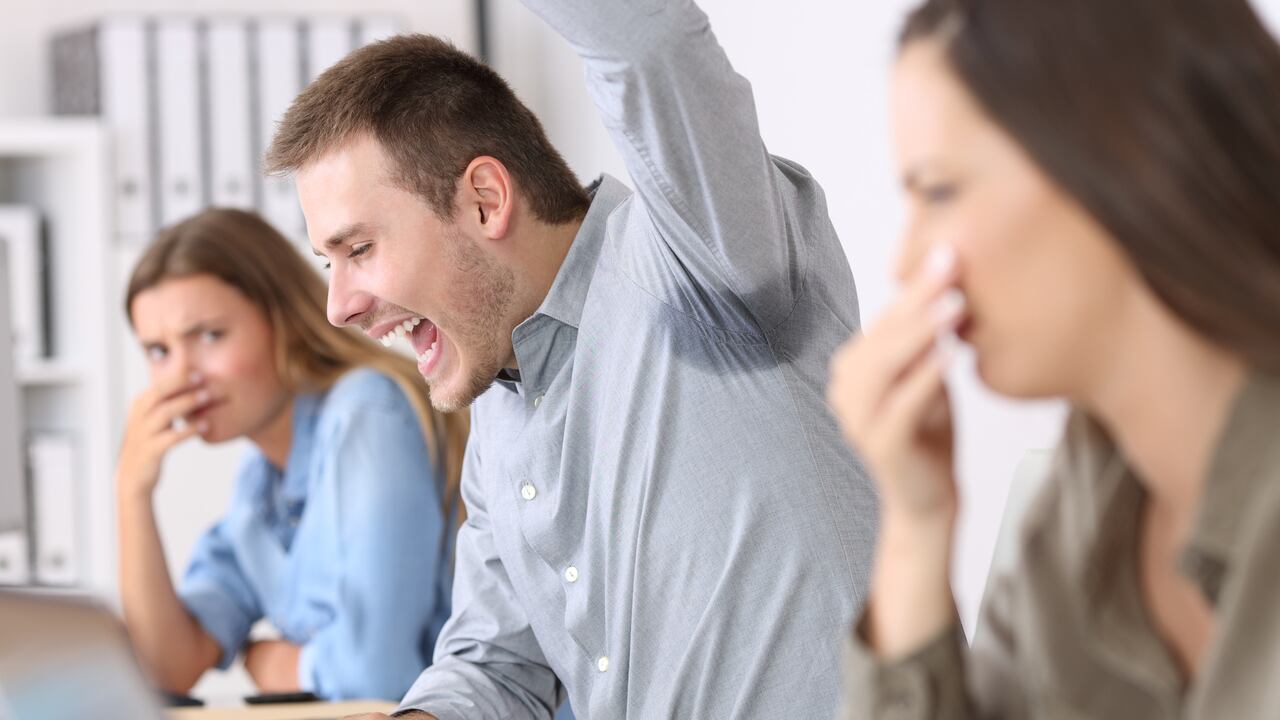 Persona con olor a pescado