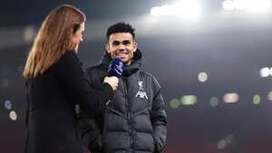 Luis Díaz atendiendo a los medios tras su triplete en Anfield por Champions.