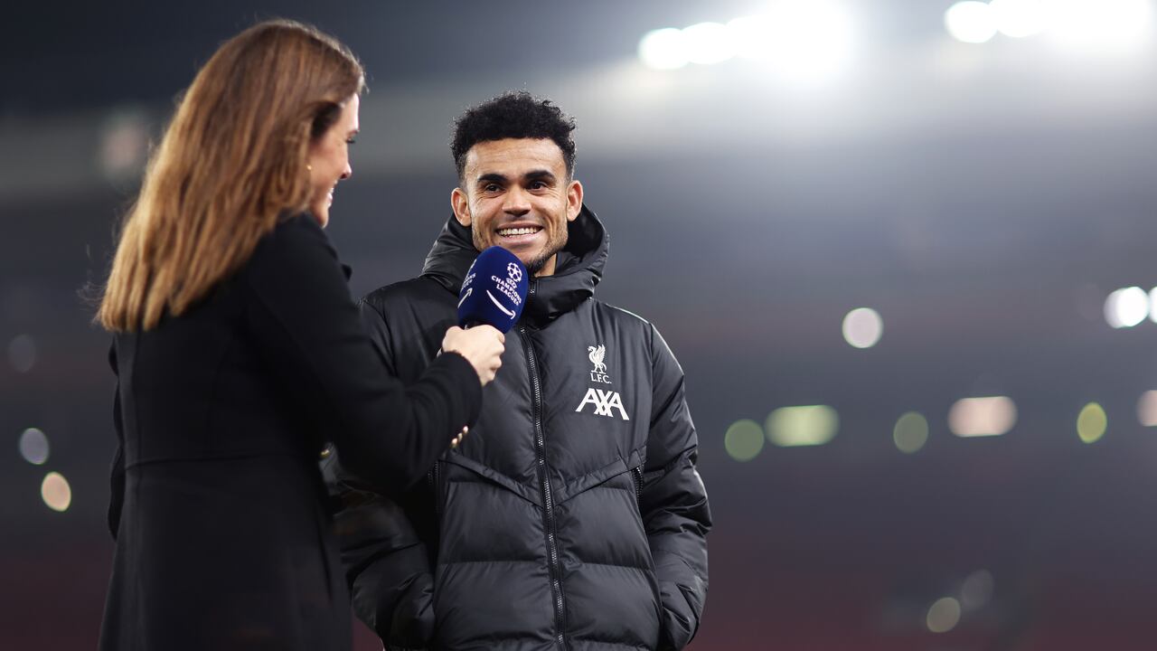 Luis Díaz atendiendo a los medios tras su triplete en Anfield por Champions.