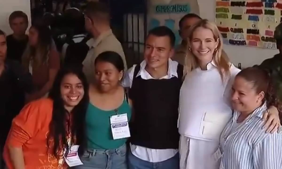 Daniel Noboa, candidato presidencial y su esposa lucieron chaleco antibalas en su asistencia a las urnas para sufragar.
