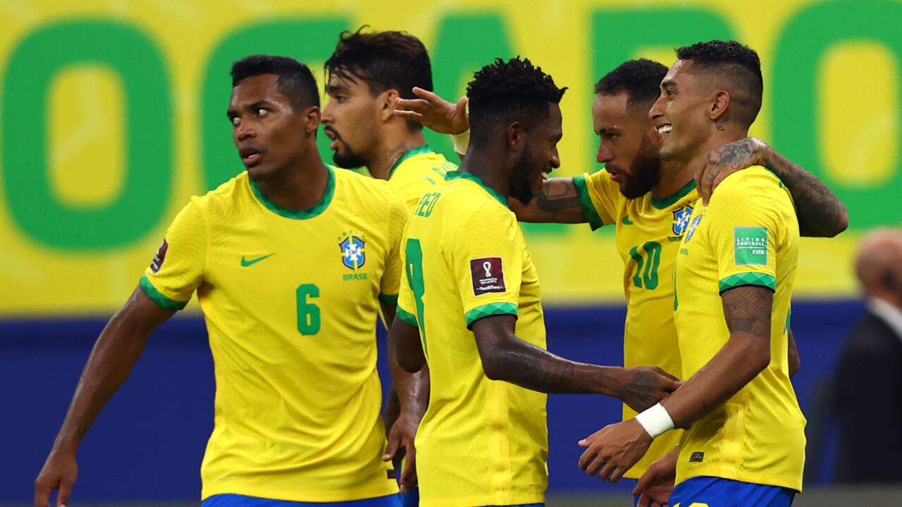 MANAUS, BRAZIL - OCTOBER 14: Raphinha of Brazil celebrates with teammates after scoring the third goal of his team during a match between Brazil and Uruguay as part of South American Qualifiers for Qatar 2022 at Arena Amazonia on October 14, 2021 in Manaus, Brazil. (Photo Getty Images/Buda Mendes/)