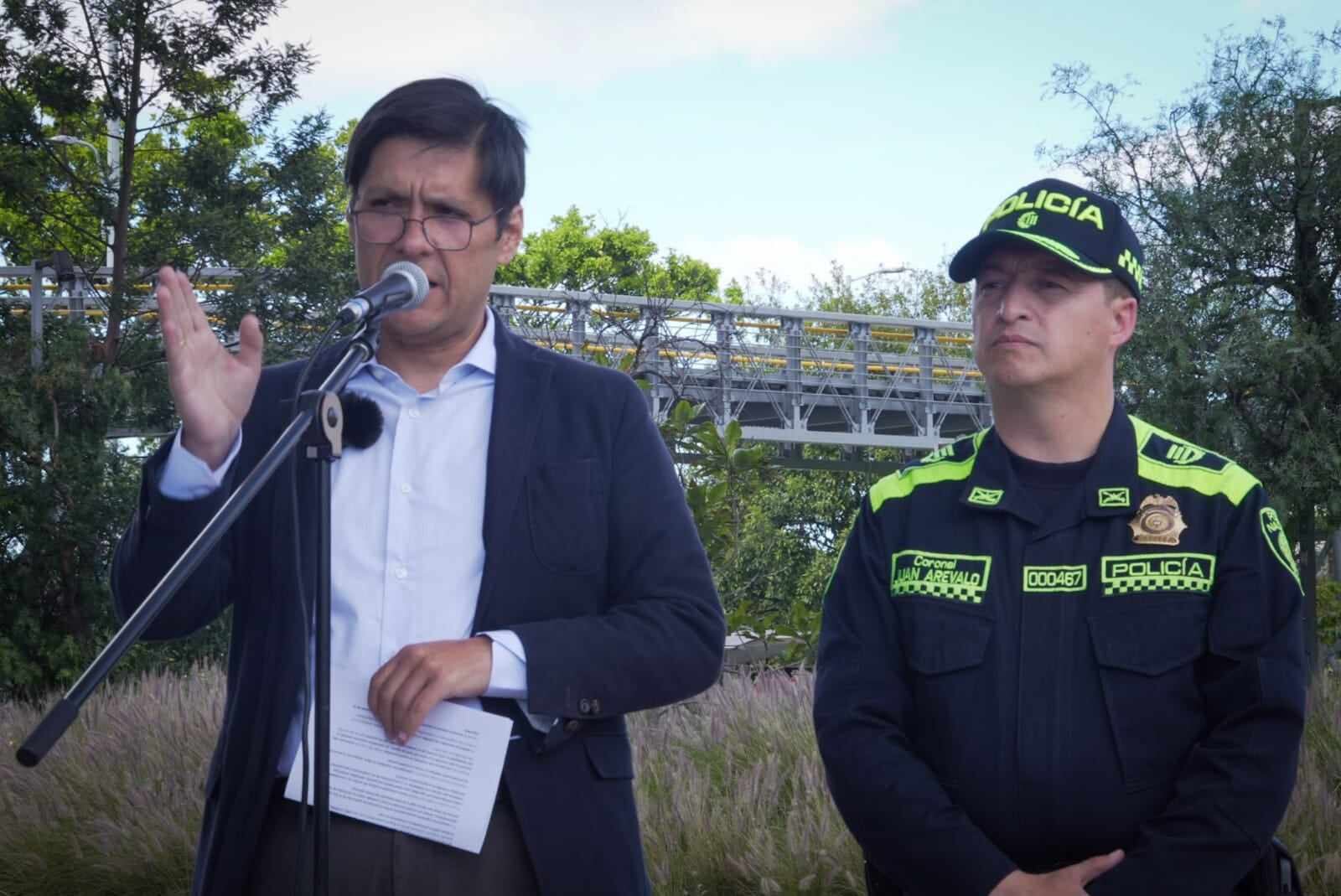 Secretario de Seguridad de Bogotá, César Restrepo, y el coronel Arévalo de la Policía Metropolitana.