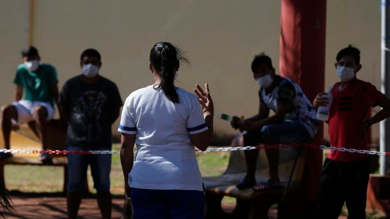 Este organismo estima que casi 100 millones de trabajadores en 35 países avanzados y emergentes (de los 189 miembros del FMI) podrían estar en alto riesgo porque no pueden hacer su trabajo de forma remota.