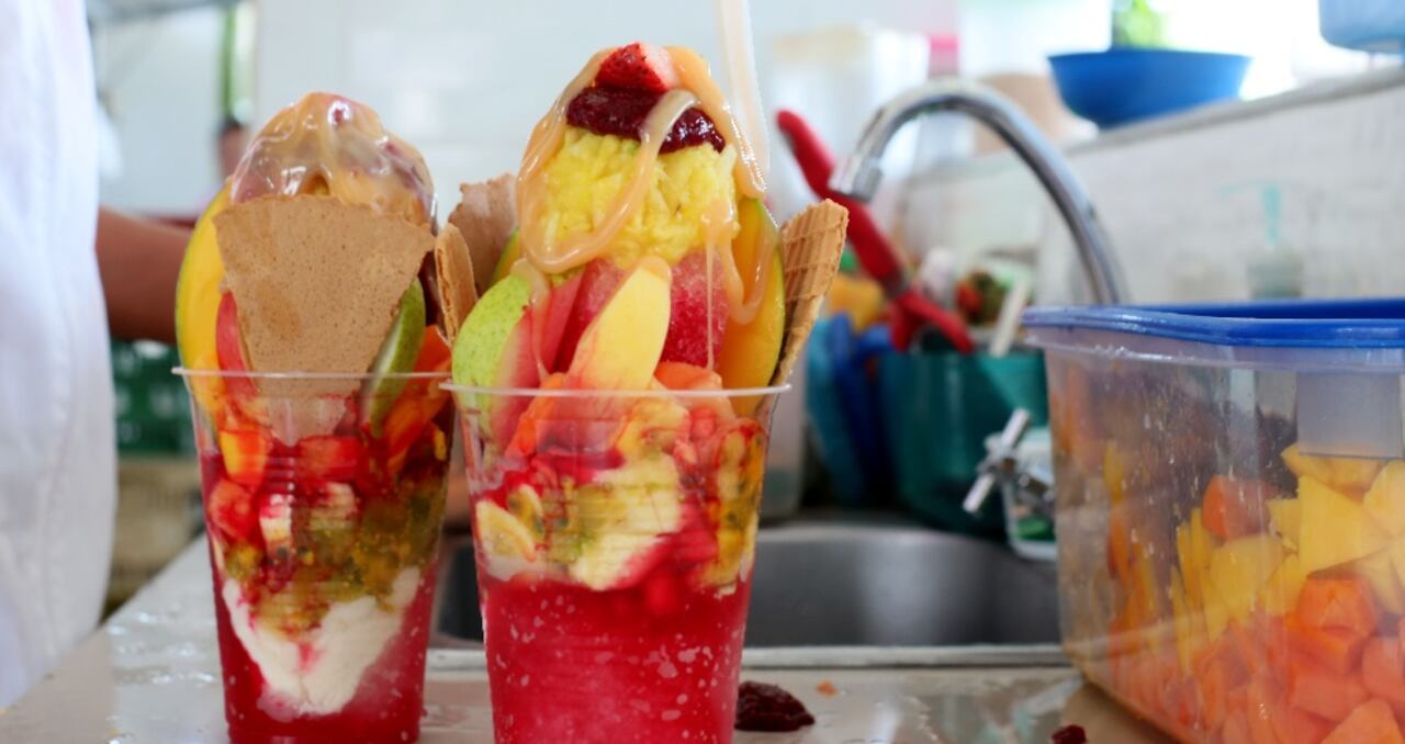 El cholado se prepara con hielo raspado, mermelada y frutas.