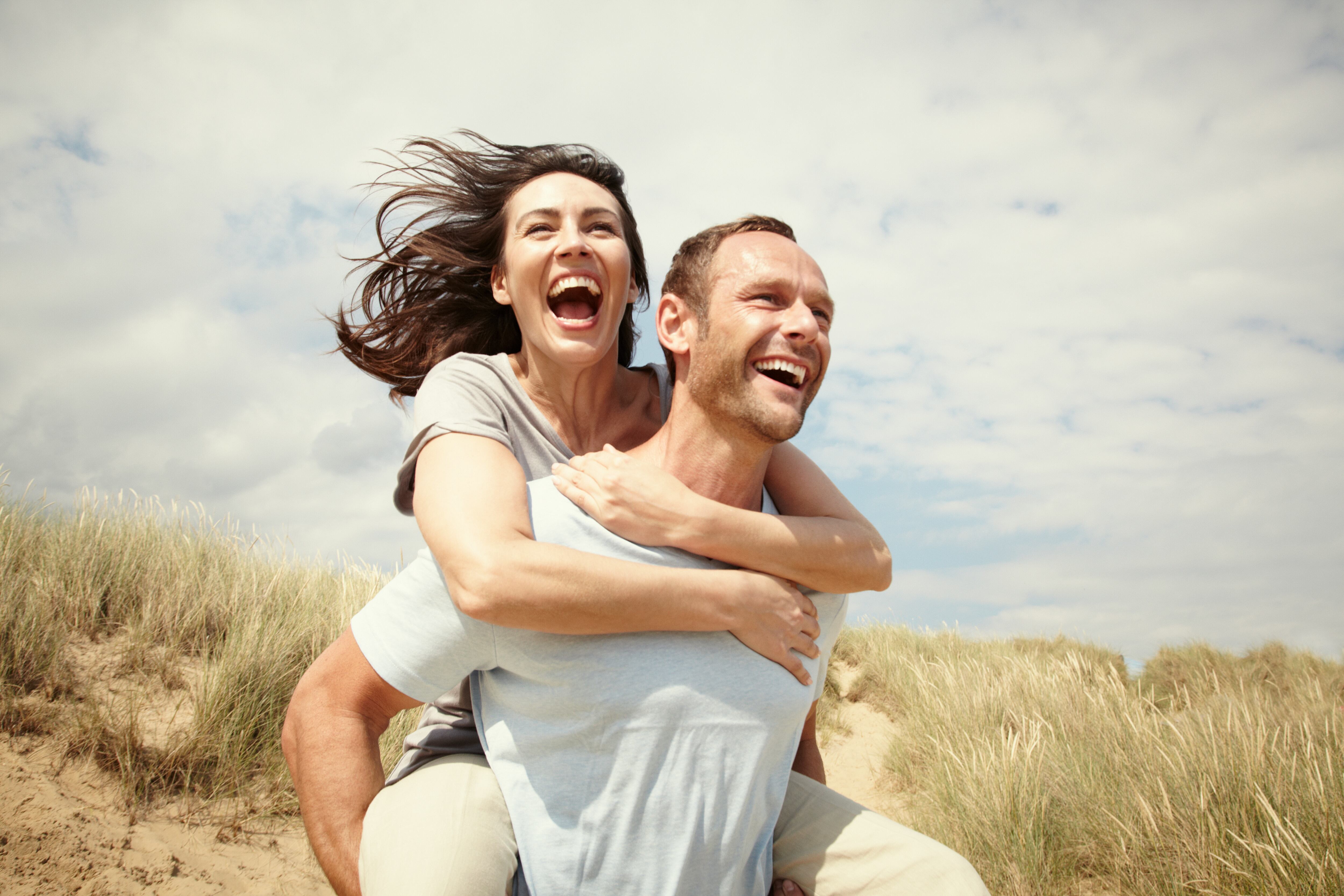 Pareja disfrutando de un día en la playa