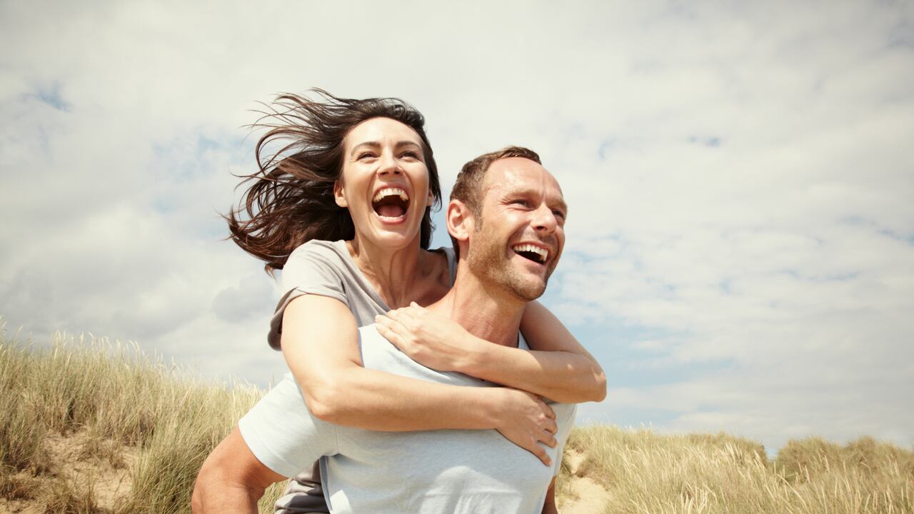 Pareja disfrutando de un día en la playa