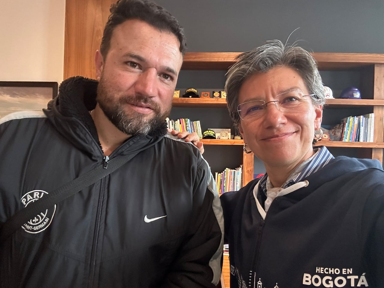 La alcaldesa Claudia López y Edison, el conductor del SITP que fue apuñalado por no abrir la puerta a ciudadanos.