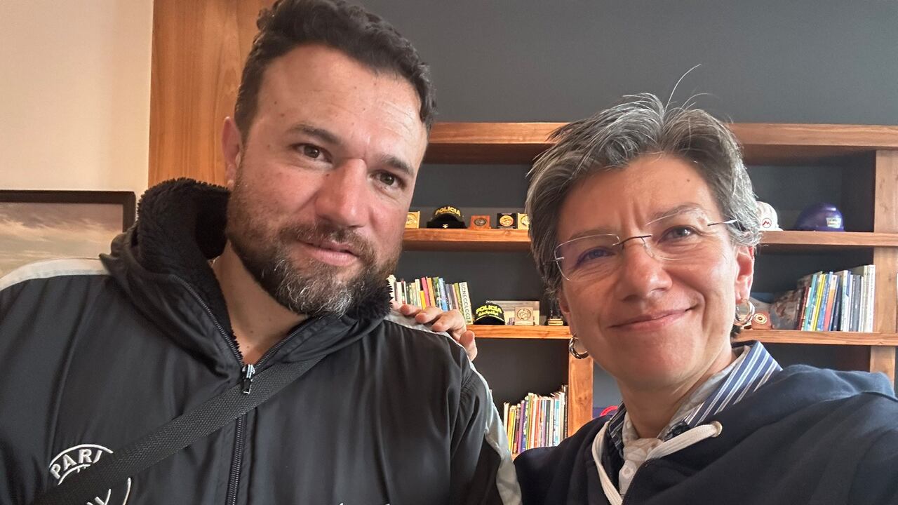 La alcaldesa Claudia López y Edison, el conductor del SITP que fue apuñalado por no abrir la puerta a ciudadanos.