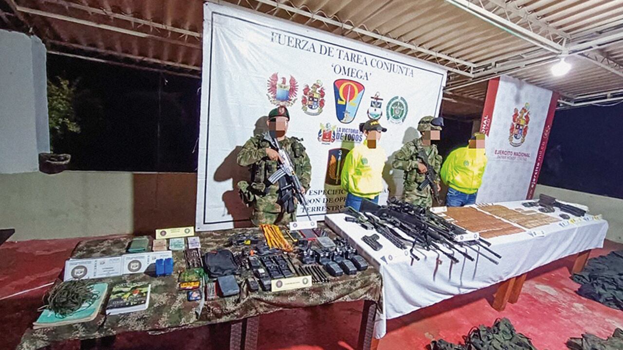Las disidencias de las Farc tienen campamentos acondicionados como salones en los que se dictan ‘clases’ para adoctrinar a inocentes y humildes campesinos.